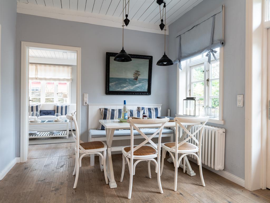Friendly dining area with a view into the garden