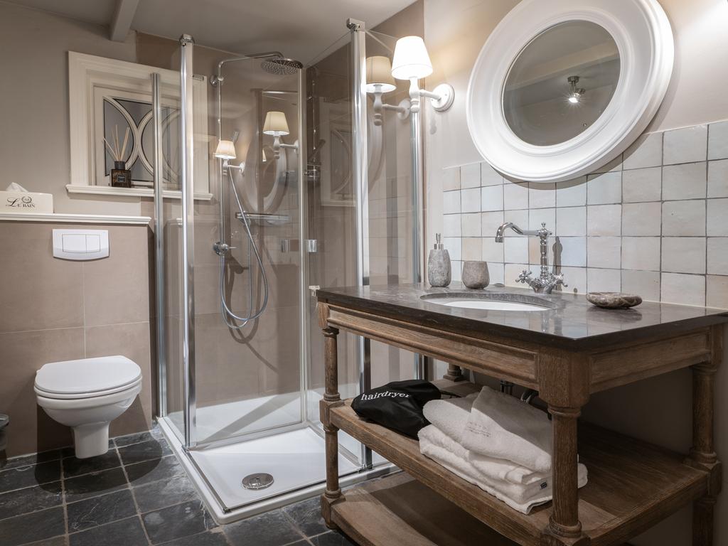 Bathroom with kitchen and WC