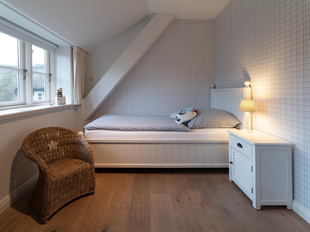 Bedroom with single bed