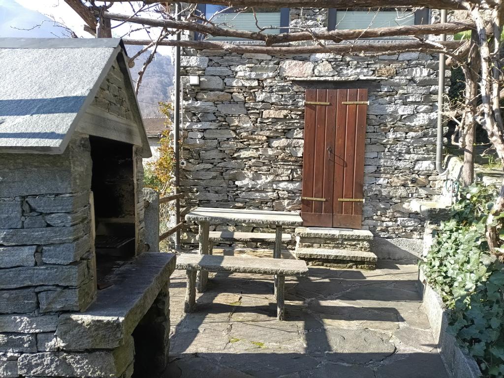 entrance with seating area and barbecue