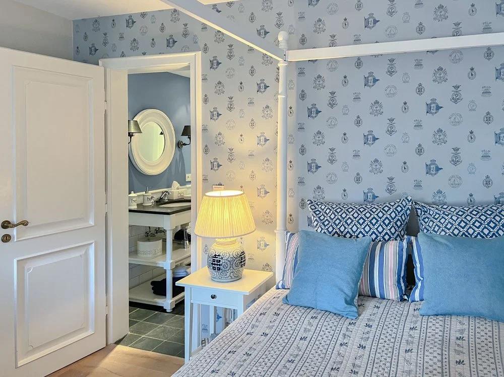 Bedroom with Canopy bed