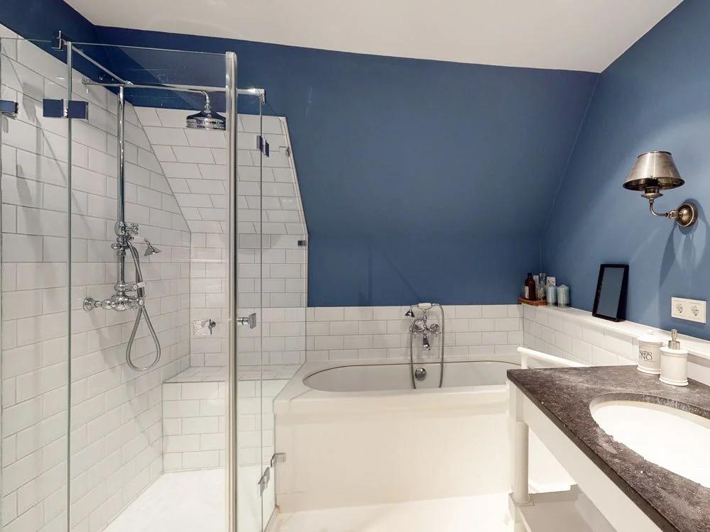 Bathroom (upstairs)