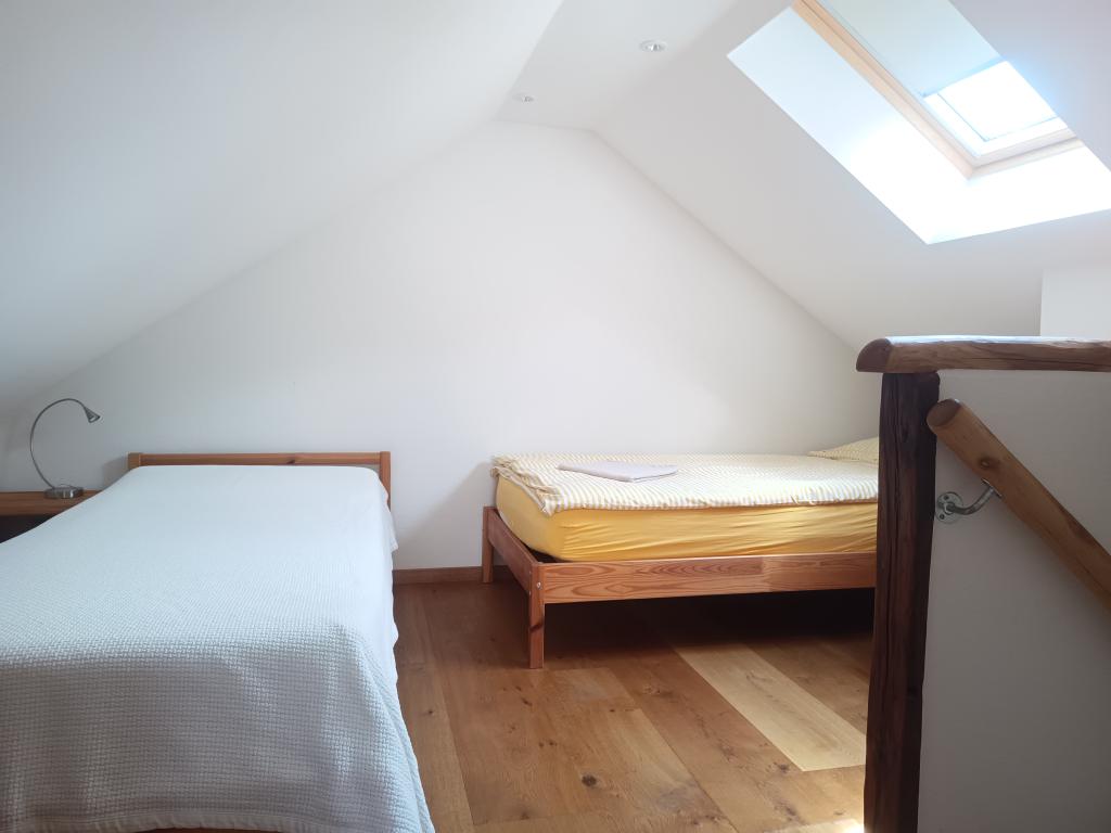 bedroom area with 2 single beds (80x200cm)