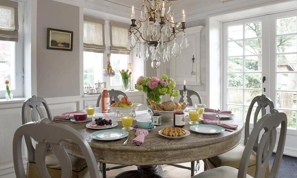 Sunday breakfast in the dining room