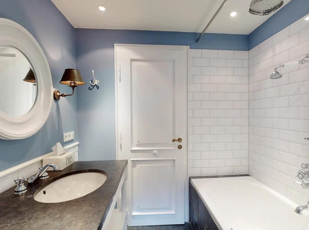 Bathroom (downstairs)