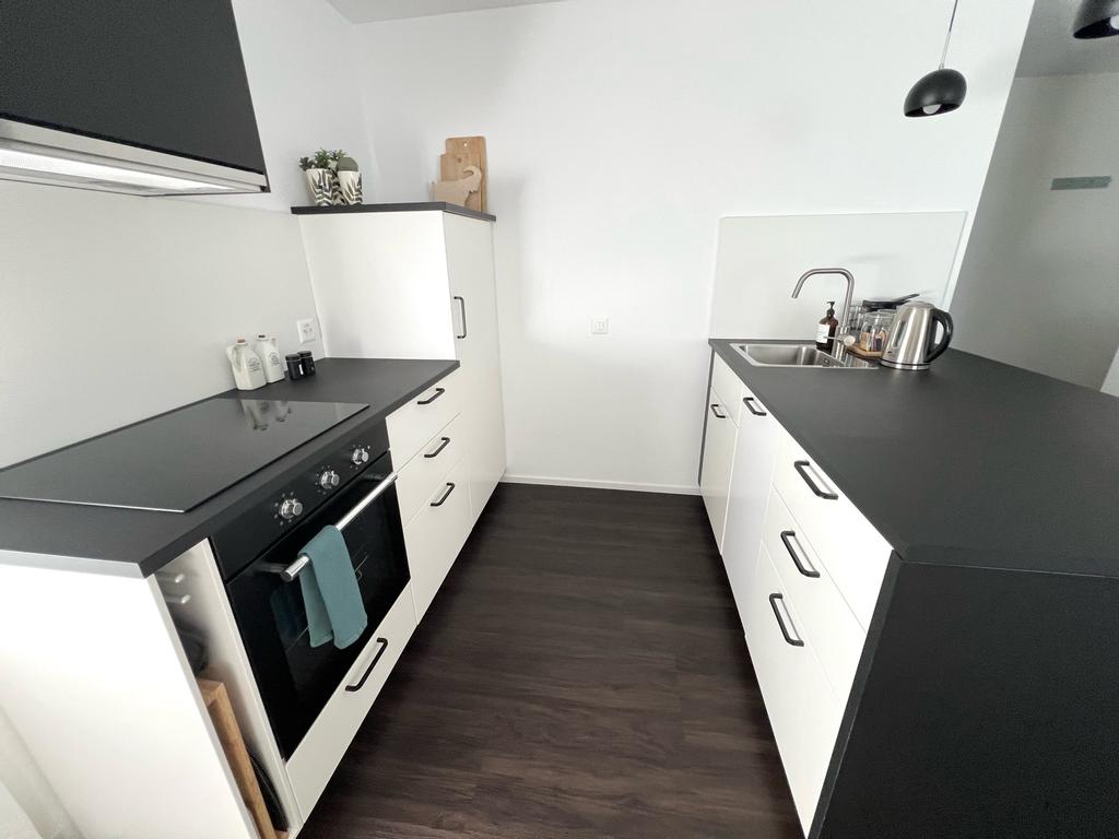 Fully equipped kitchen with bar counter