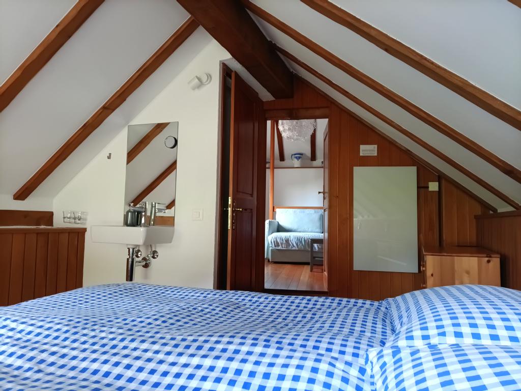 main sleeping room with basin